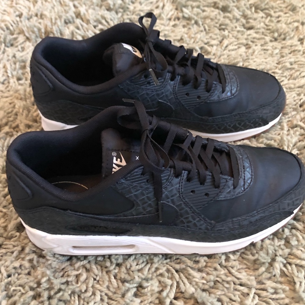 Nike Women’s Air Max 90 Size 9. IN BOX WORN ONCE!